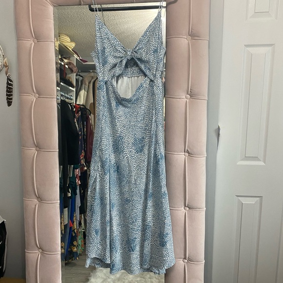 Front tie, cut out maxi dress. Size large. Never worn - Picture 4 of 5